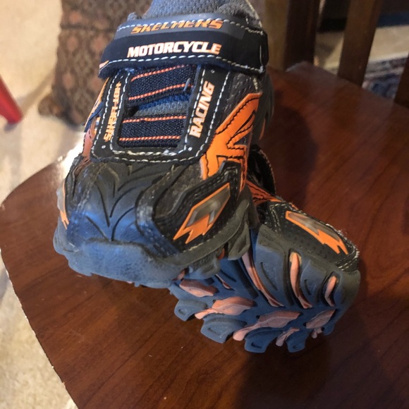 Toddler light up sketcher sneakers - Picture 3 of 6